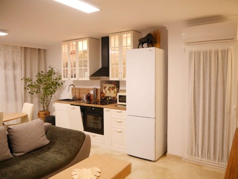 Apartment, Tower | Shared kitchen | Full-size fridge, microwave, oven, stovetop