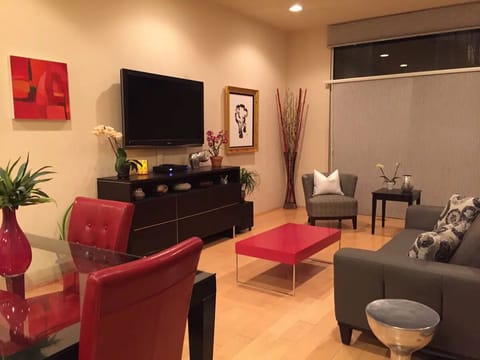 Living room w/ comfy couch & tv