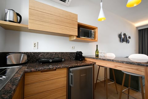 Junior Suite | Private kitchen | Fridge, microwave, stovetop, coffee/tea maker