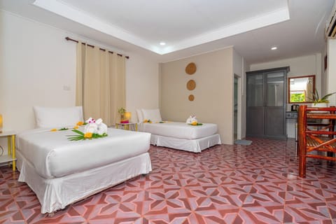 Deluxe Room, 2 Twin Beds | Desk, laptop workspace, soundproofing, iron/ironing board