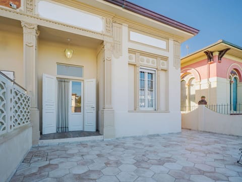Building, Plant, Furniture, Table, Chair, Window, Shade, Tree, Orange, Outdoor Furniture