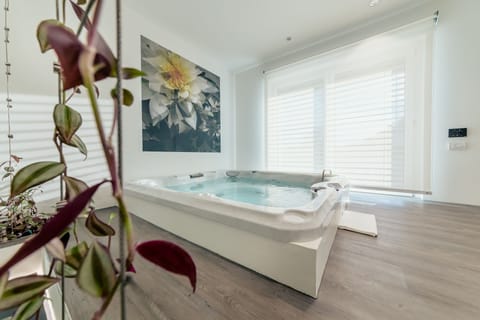 Luxury Studio Suite, 1 King Bed (Direct access) | Private spa tub