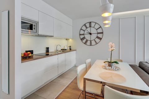 Family Apartment | Private kitchenette | Fridge, stovetop, coffee/tea maker, electric kettle