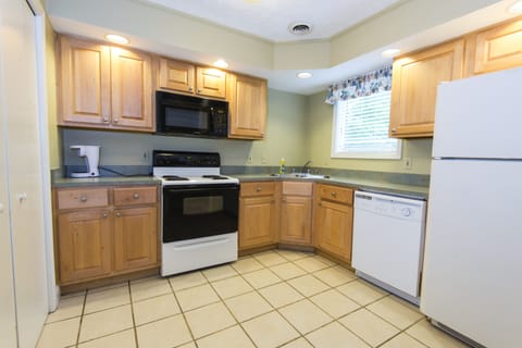 Deluxe Cottage, 3 Bedrooms | Private kitchen | Microwave, coffee/tea maker