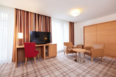 Quadruple Room | Minibar, in-room safe, desk, blackout drapes