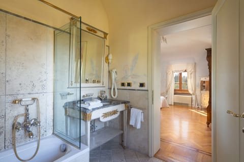 Superior Double Room | Bathroom | Hair dryer, towels