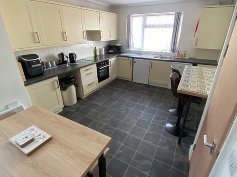 Kitchen and breakfast bar