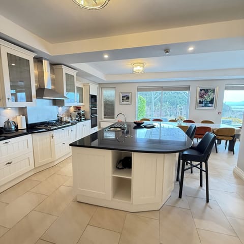  Full Kitchen large gas hob, dishwasher, double oven, fridge/freezer, microwave 