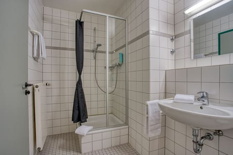 Standard Double Room | Bathroom | Shower, rainfall showerhead, hair dryer, towels