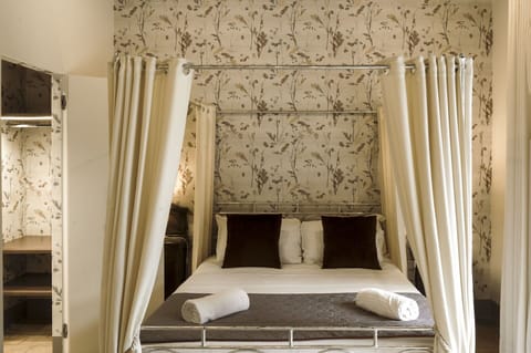 Property, Building, Decoration, Textile, Wood, Interior Design, Comfort, Curtain, Floor, Shade