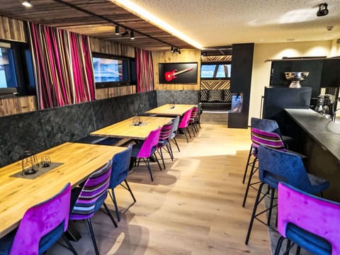 Wood, Interior Design, Furniture, Table, Flooring, Ceiling, Floor, Restaurant, Chair, Wood Stain