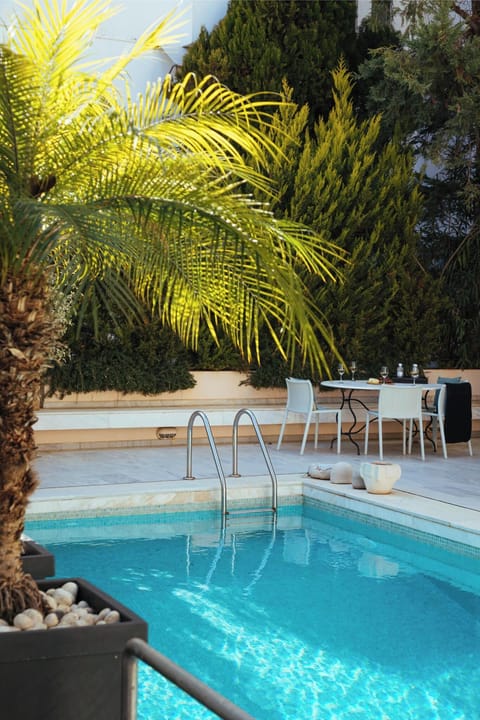 Outdoor pool, sun loungers