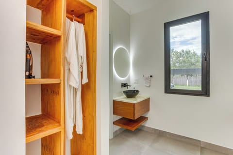 Savannah Studio w/ Kitchenette, Non Smoking, Pool View | Bathroom | Separate tub and shower, rainfall showerhead, eco-friendly toiletries