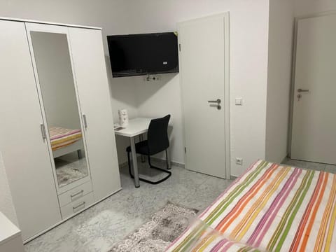 Basic Single Room | Desk, free WiFi