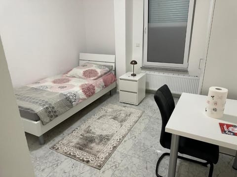 Basic Single Room | Desk, free WiFi