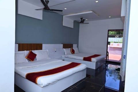 Quadruple Room | Premium bedding, desk, free WiFi, bed sheets