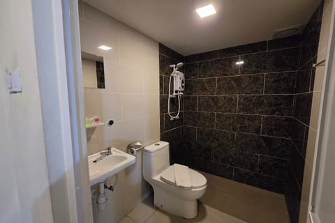 Standard Twin Room | Bathroom | Shower, rainfall showerhead, free toiletries, hair dryer