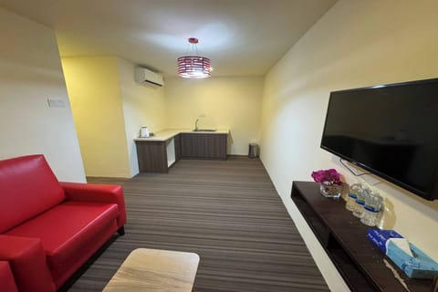 Standard Suite | Desk, iron/ironing board, free WiFi, bed sheets