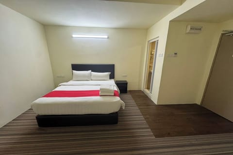 Standard Double Room | Desk, iron/ironing board, free WiFi, bed sheets