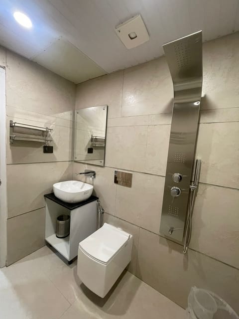 Deluxe Double or Twin Room | Bathroom | Shower, towels, soap, shampoo