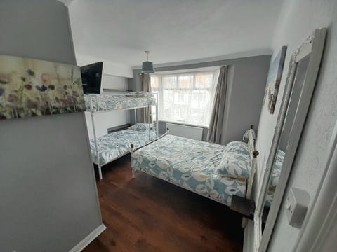 Classic Suite, Ensuite | Blackout drapes, iron/ironing board, free WiFi