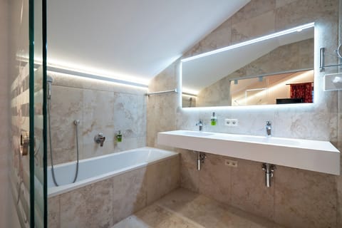 Schneekönigin Chesa - Doppelzimmer/Dreibettzimmer | Bathroom | Hair dryer, bathrobes, slippers, towels