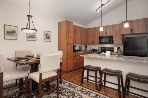 SG Ten Mile H302 dining and breakfast bar