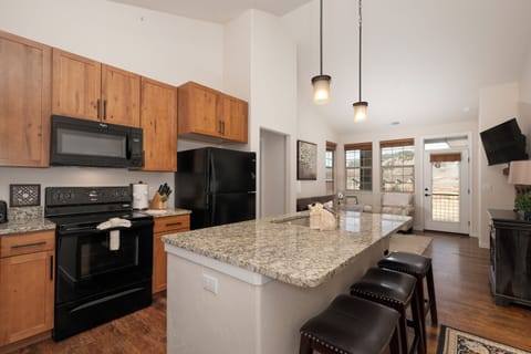 SG Ten Mile H302 breakfast bar and kitchen