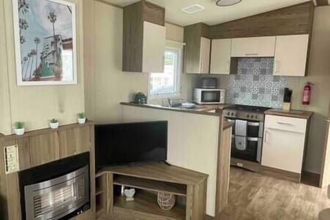 HD Smart TV 32" Guests can log into their own Netflix and other accounts in the apps