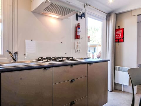 Kitchen, Kitchen Appliance, Countertop, Major Appliance, Kitchen Stove, Gas Stove, Home Appliance, Kitchen Sink, Interior Design, Stove