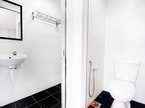 Superior Suite | Bathroom | Shower, bidet, towels