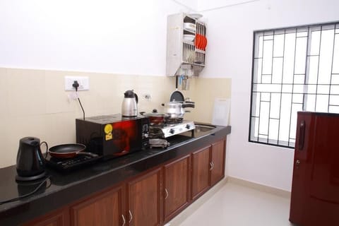 Suite | Private kitchen | Fridge, microwave, coffee/tea maker