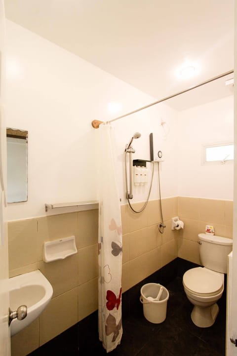 Semi-Deluxe Room | Bathroom | Shower, free toiletries, hair dryer, towels