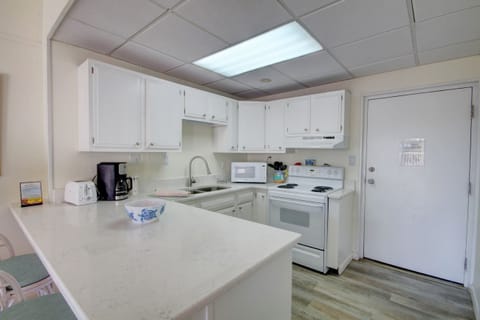 Studio | Private kitchen | Fridge, oven, stovetop, coffee/tea maker