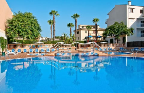 3 outdoor pools, pool umbrellas, sun loungers