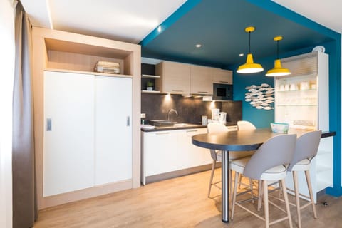 Full-size fridge, microwave, stovetop, coffee/tea maker