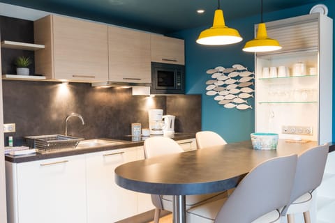 Studio, Kitchenette | Private kitchen | Full-size fridge, microwave, stovetop, coffee/tea maker