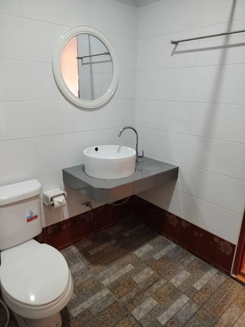 Superior Double Room | Bathroom | Shower, free toiletries, towels