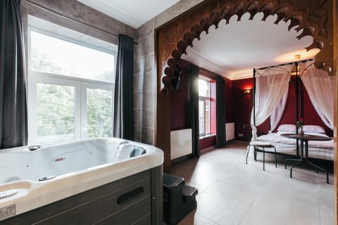 Deluxe Double Room | Bathroom | Separate tub and shower, free toiletries, towels, soap