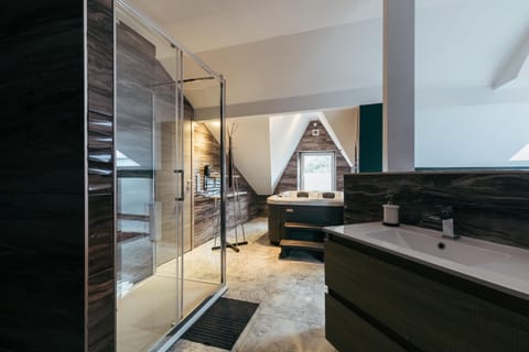 Luxury Suite | Bathroom | Separate tub and shower, free toiletries, towels, soap