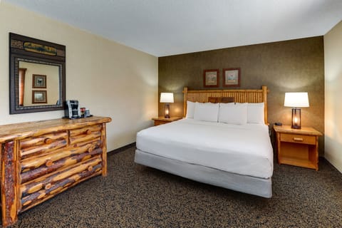 Theme Suite with Whirlpool | Desk, iron/ironing board, rollaway beds, free WiFi