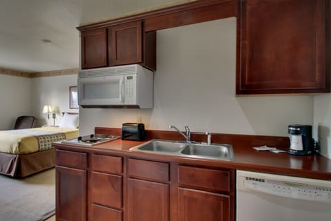 Standard Room, 1 Queen Bed | Private kitchenette | Full-size fridge, microwave, stovetop, dishwasher