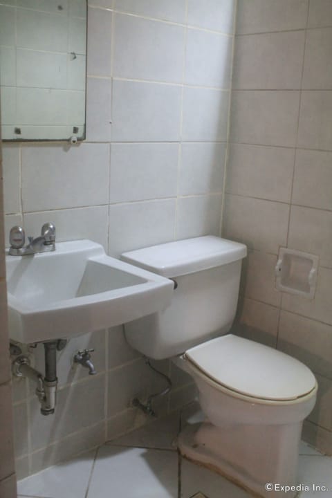 Standard (24 Hours) | Bathroom | Shower, free toiletries, hair dryer, towels