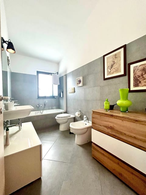 Superior Suite | Bathroom | Free toiletries, hair dryer, towels, soap