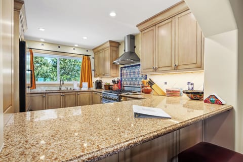 Kitchen and Breakfast Bar