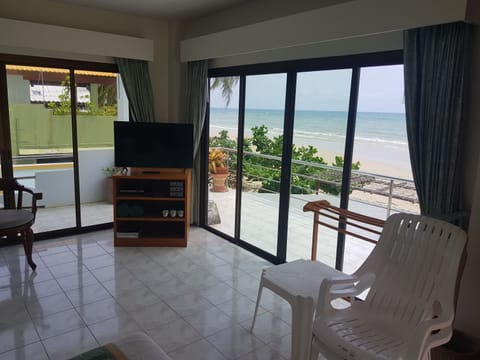 Studio, 1 King Bed, Beach View | Desk, blackout drapes, rollaway beds, WiFi