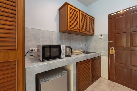 Studio, 1 King Bed, Beach View | Private kitchenette | Mini-fridge, microwave, freezer