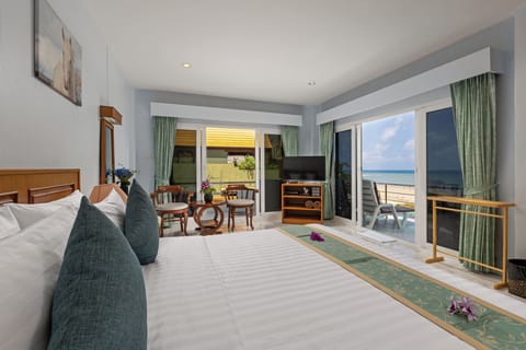 Studio, 1 King Bed, Beach View | Individually decorated, individually furnished, desk, blackout drapes