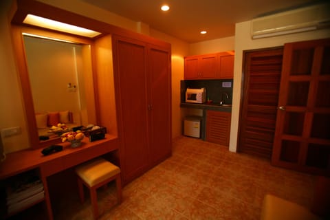 Superior Studio, 1 King Bed | Private kitchenette | Fridge, microwave, cookware/dishes/utensils