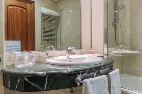 Double Room | Bathroom | Shower, hair dryer, bidet, towels